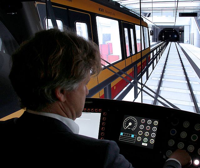 Ein Lokführer simuliert eine Bahnfahrt.