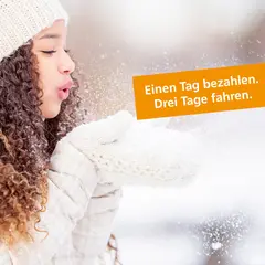 Grafik zur Aktion "Einen Tag bezahlen. Drei Tage fahren." des Karlsruher Verkehrsverbundes. Ein Mädchen mit Mütze pustet Schnee von ihrer Handschuhen.