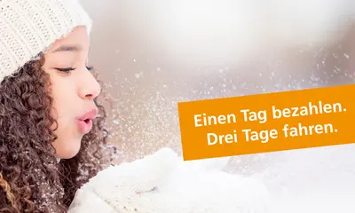 Grafik zur Aktion "Einen Tag bezahlen. Drei Tage fahren." des Karlsruher Verkehrsverbundes. Ein Mädchen mit Mütze pustet Schnee von ihrer Handschuhen.