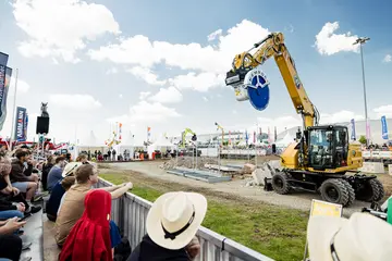 Spezialfahrzeuge und Besucher*innen auf dem Außengelände der Messen "RecyclingAKTIV“ und „TiefbauLIVE“ 