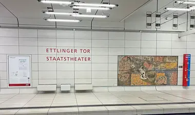 Sitzbänke am Bahnsteig der Haltestelle Ettlinger Tor im Karlsruher Stadbahntunnel. Rechts von den Bänken befindet sich ein "Genesis"-Kustwerk des Künstlers Markus Lüpertz