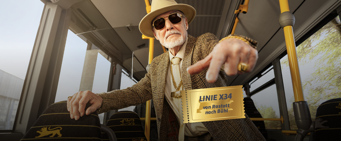 Ein Mann mit Sonnenbrille steht in der Bahn.