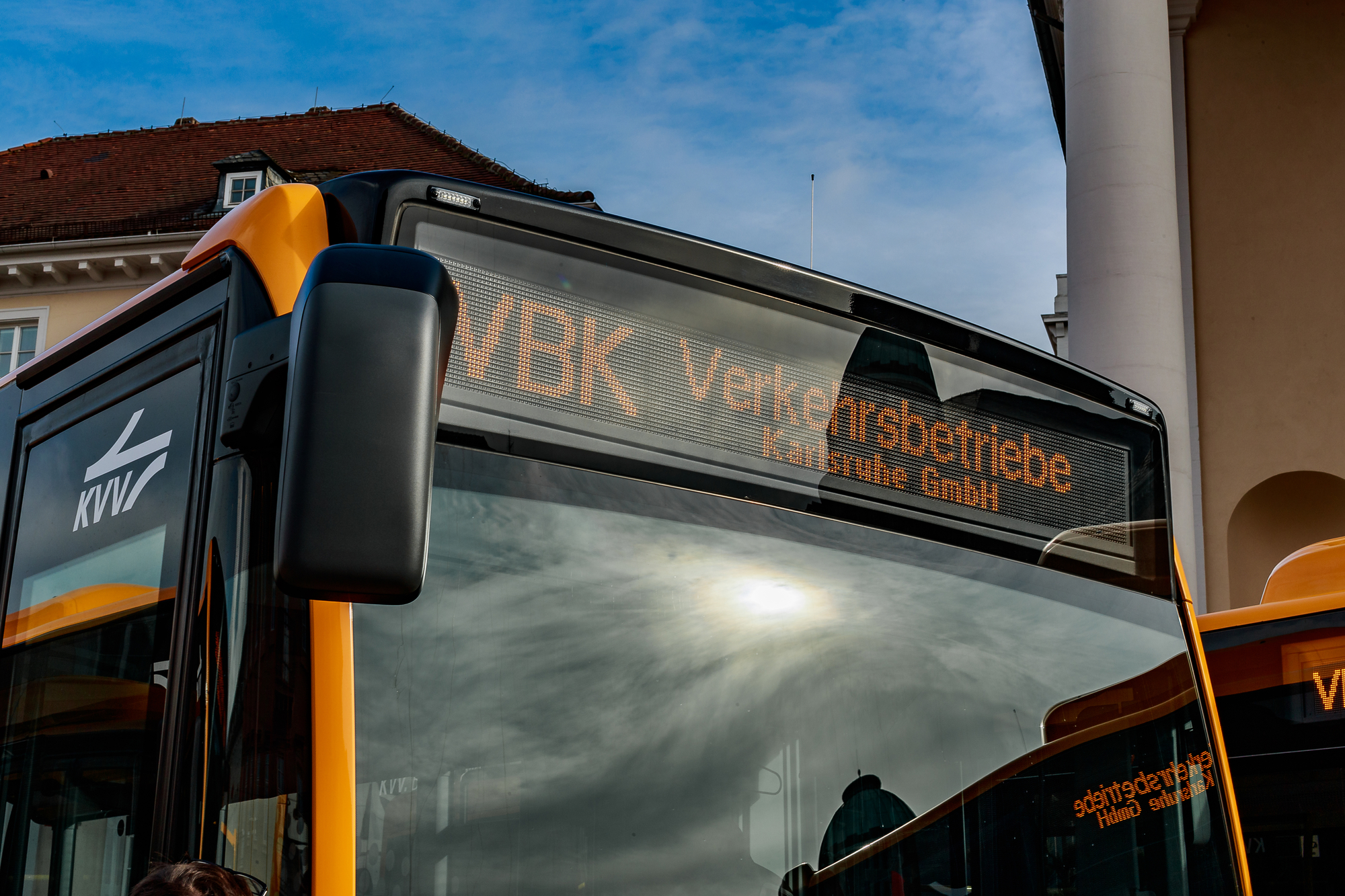 Zielfilmanzeiger an einem VBK-Bus mit der Anzeige "VBK Verkehrsbetriebe Karlsruhe"