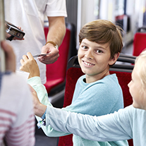 Zwei Kinder bei der Fahrkartenkontrolle.